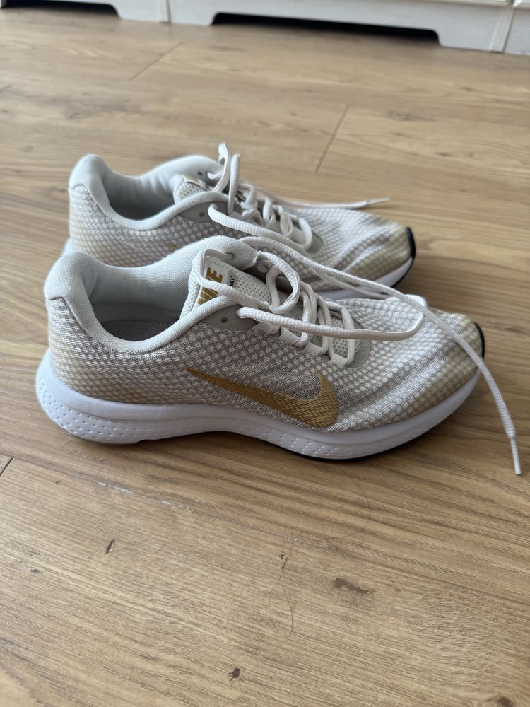 Маратонки Nike в бежово
