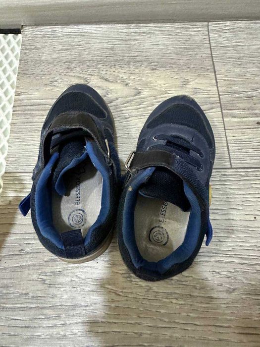 ПРодам кроссовка 26 размер на мальчика