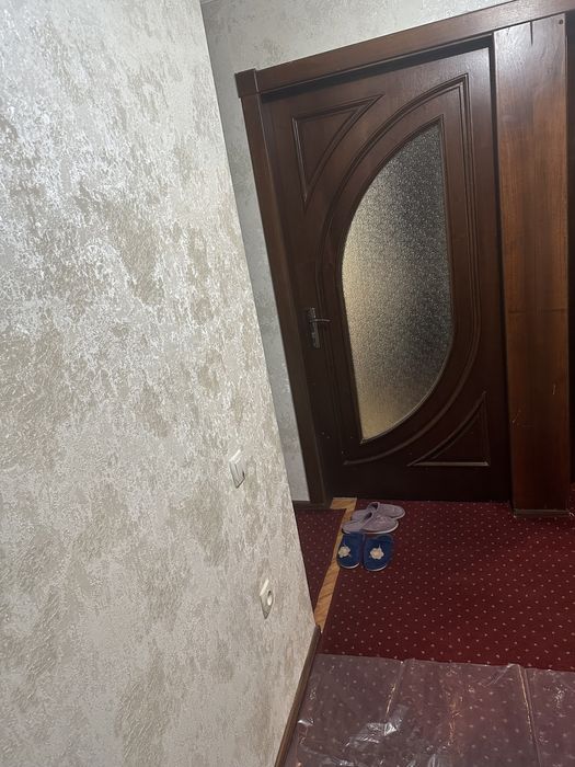 Akurayniy qizlari qoyaman oʻqidigon ishlidigon Johon tillari oldida.