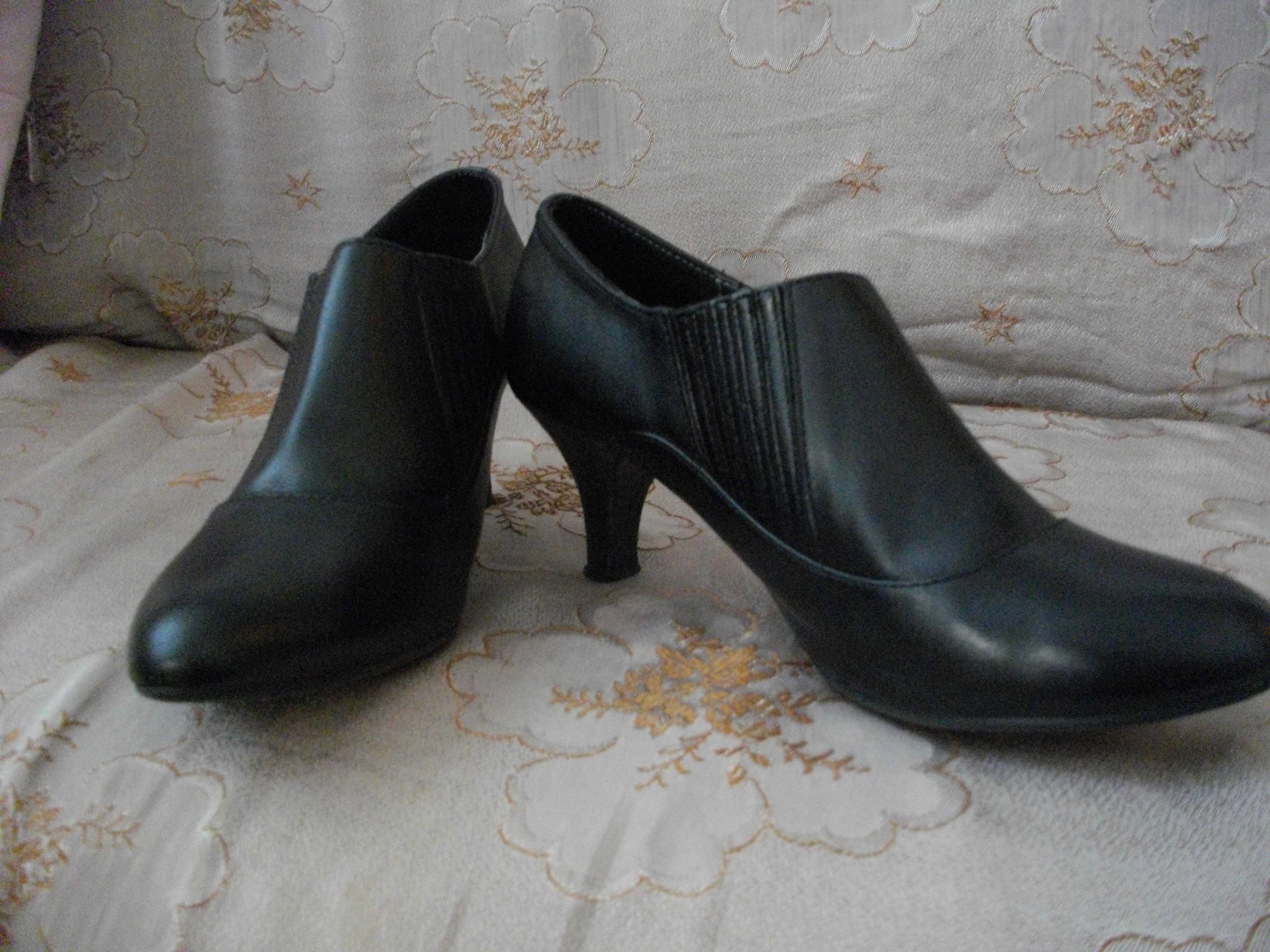 Елегантни черни обувки на висок ток. От естествена кожа.
