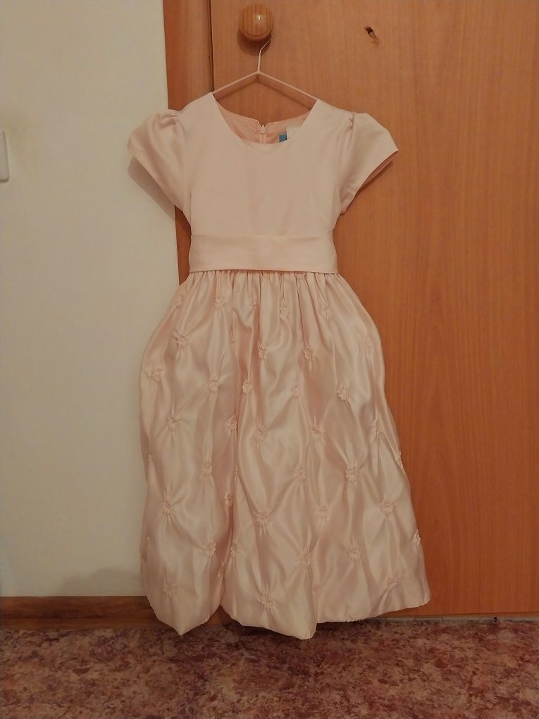 Продам нарядное платье!! На девочку 5-7 лет цвет бледно розовый!!