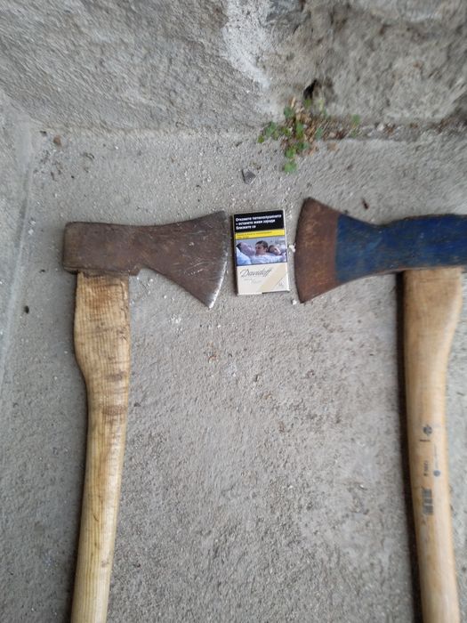 Продавам две Немски антикварни брадви големи Пожарникарски