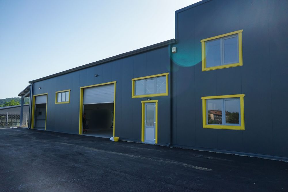 Inchiriez Service Auto modern, complet utilat si Autorizat