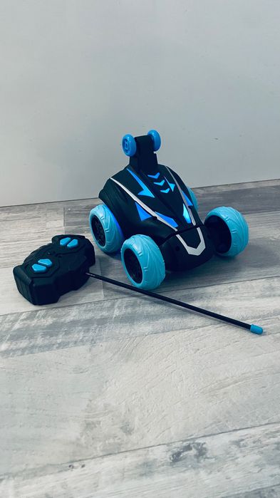 Masina cu telecomanda cu lumini care se roteste