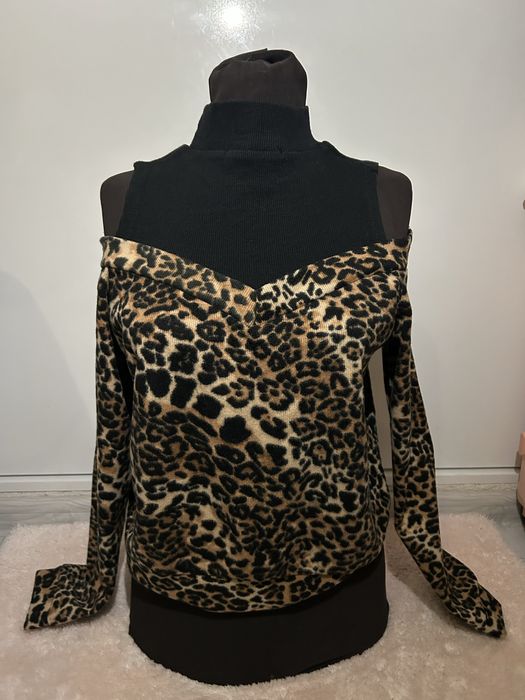 Стилна дамска блуза с леопардов принт – off-shoulder модел