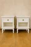 Set 2 Noptiere Renovate – Albe cu Detalii Aurii | Unicat, Stil Elegant