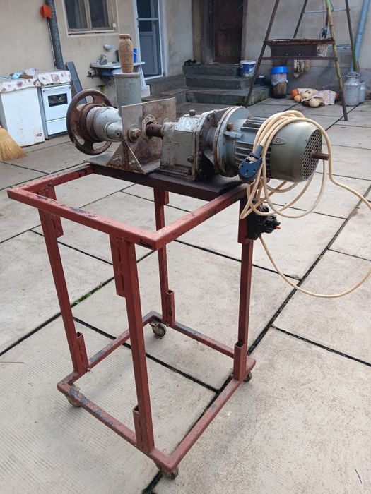 Vând mașina tocat carne