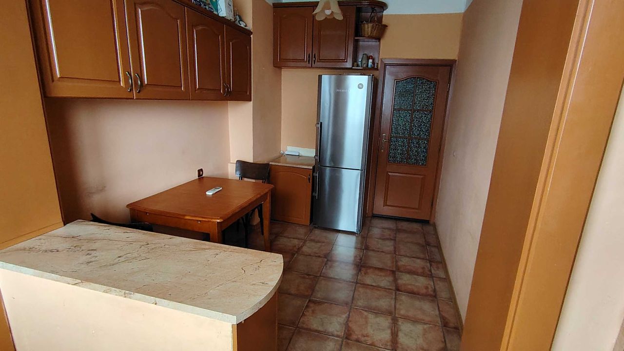 Дава се под наем Тристаен апартамент в Пазарджик, Център - 100 кв.м за 357 € - Снимка #5