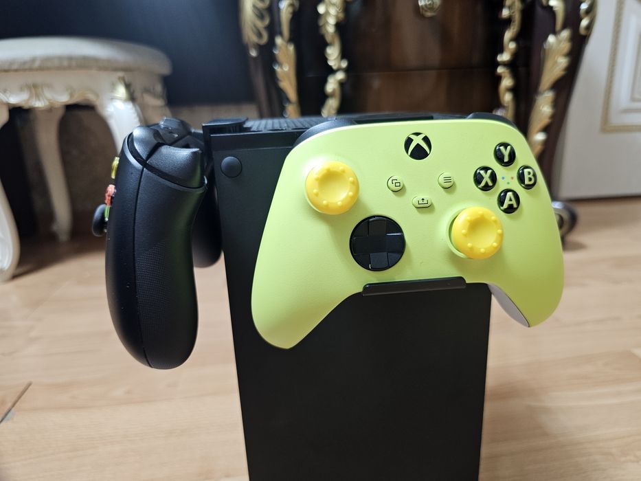 X box series X 1тб. Почти новая 2 геймпада. Gamepass