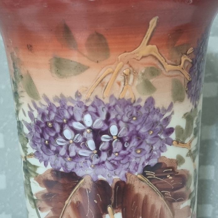 Vază veche pictată manual, model floral relief