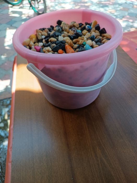 Ведро камней для аквариума