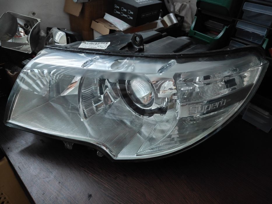 Far bi-xenon adaptiv Skoda Superb 2