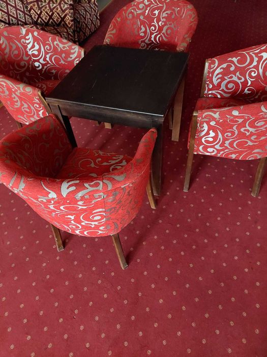 Vând Masã din lemn masiv cu  4 fotolii , 3 bucaţi