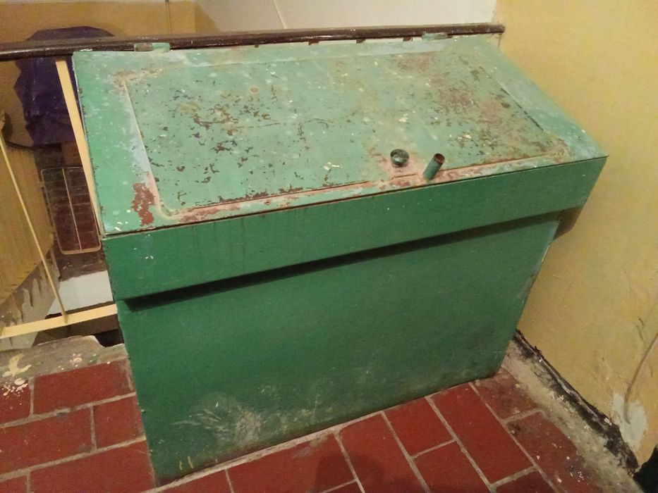 Отдам даром железный ящик, закрывается на ключ