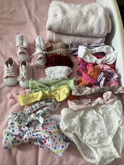 Lot accesoarii bebe fetita, bentite, sosetute, botosi, patura
