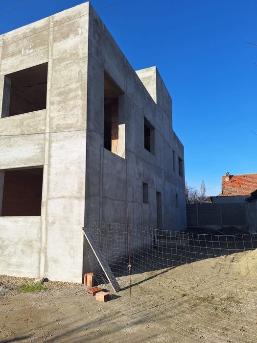 Duplex cu ambele apartamente, semifinisat, la Utvin