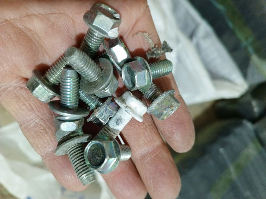 Болт гайка сотилади