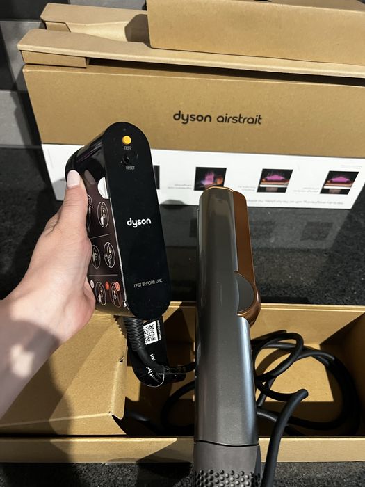Продавам напълно оригинална Dyson Airstrait Nickel/Copper