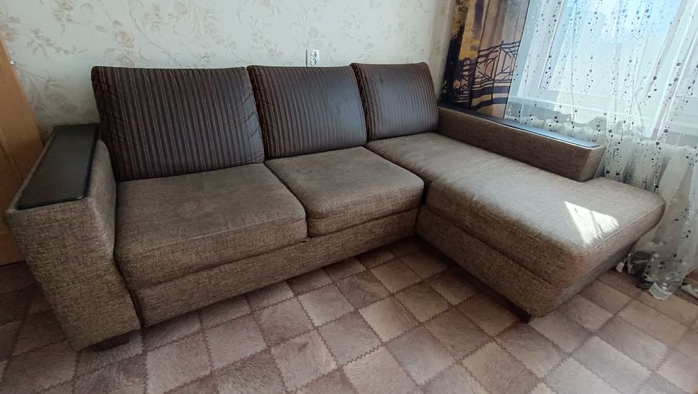 Угловой диван в хорошем состоянии