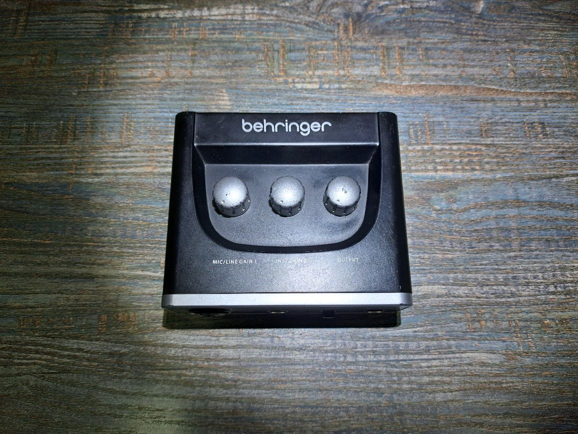 Внешняя звуковая карта BEHRINGER U-PHORIA UM2