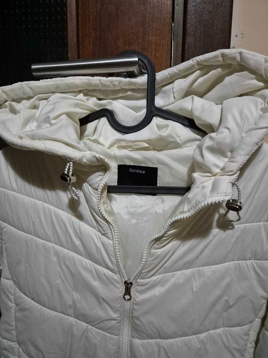 Бяло яке Bershka бяло дамско яке