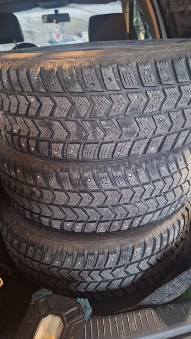 Anvelope iarna de gheata si tapada - cu crampoane second hand