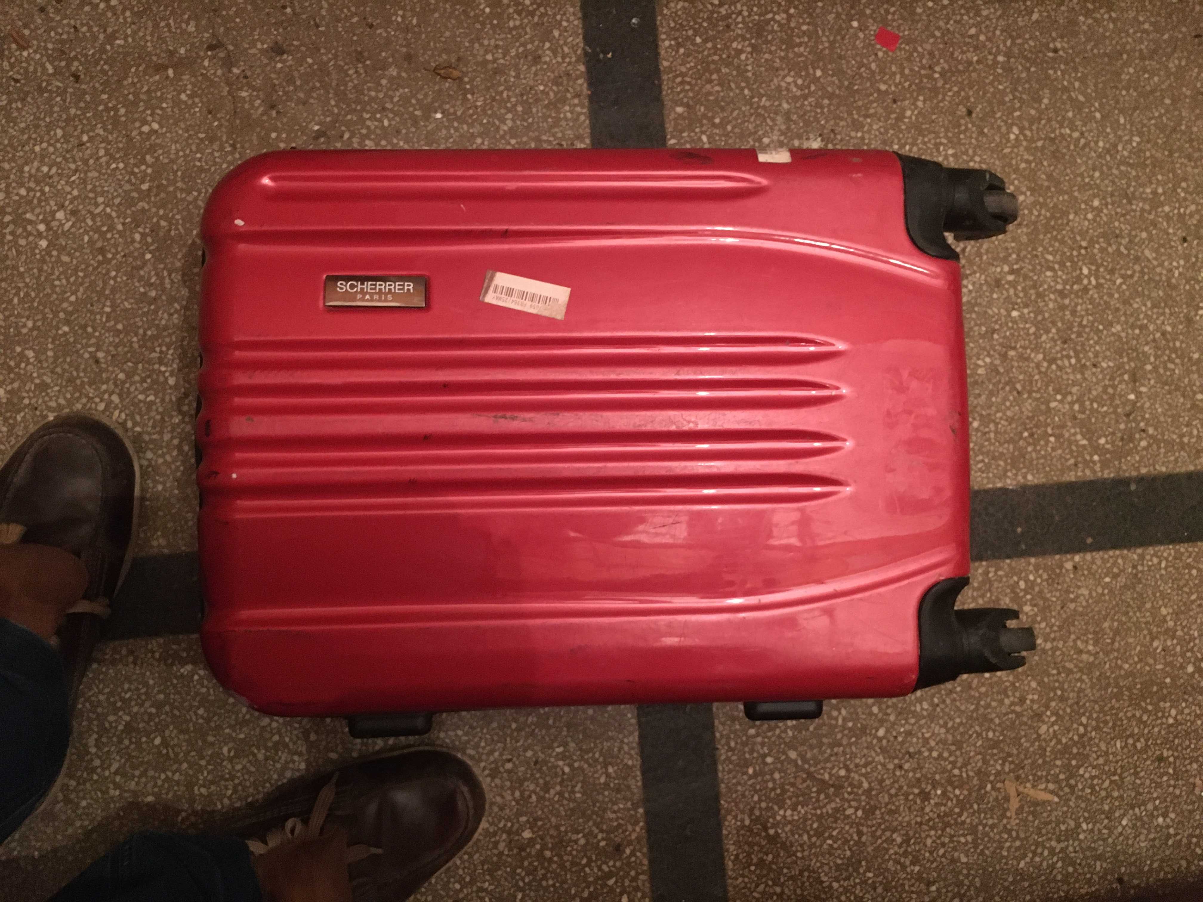 Продавам  куфар.