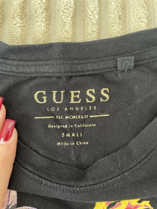 Черна  тениска Guess с цветен принт и надпис с червени камъчета