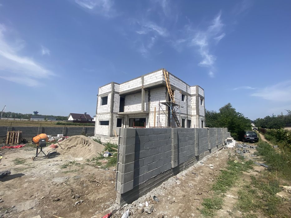 Vand casa la rosu, zona Smart Pub, Preajba