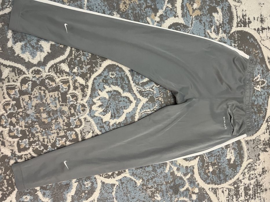 Vand pantaloni nike swoosh