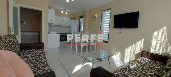 Дава се под наем Тристаен апартамент в Бургас, Изгрев - 92 кв.м за 663 € - Снимка #1