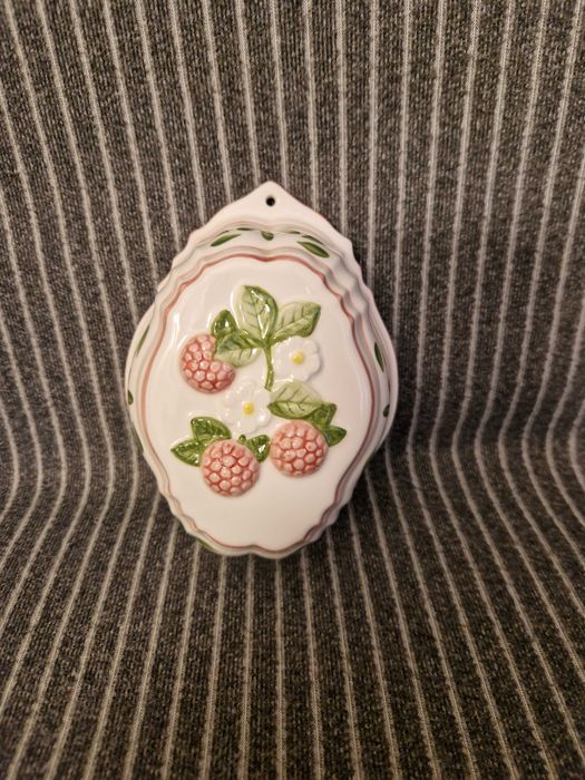 Винтидж керамична декорация – горски плодове