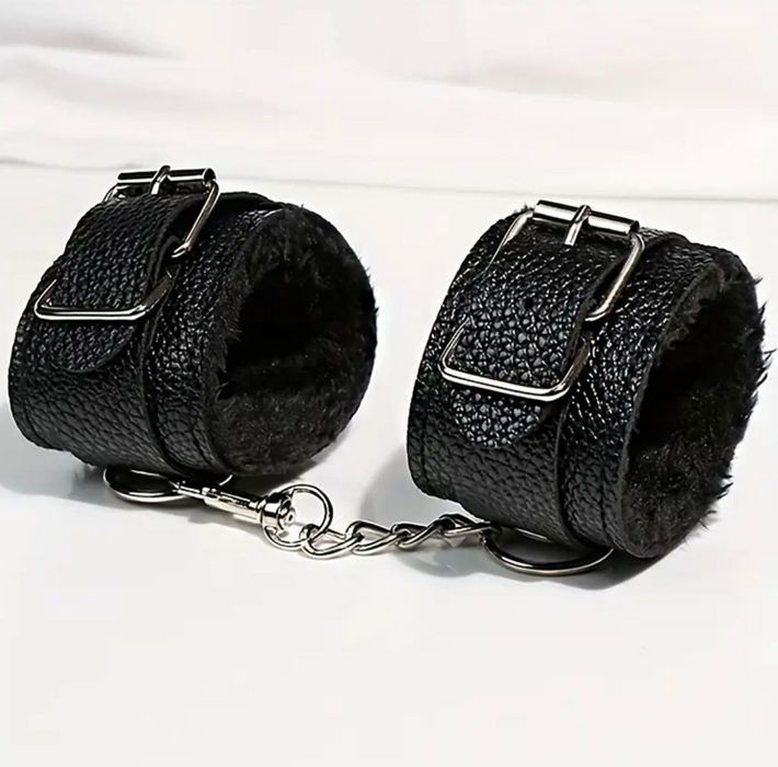 Плюшени белезници за забавление