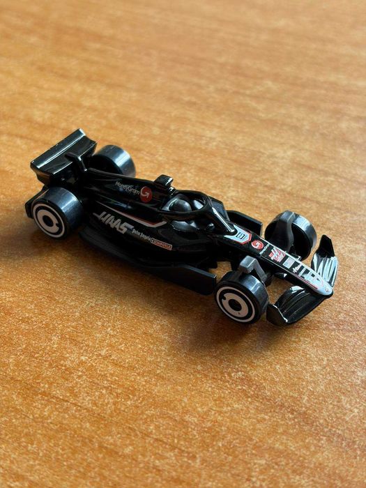 Колекционерска Формула 1 количка Haas от HotWheels сезон 24/25