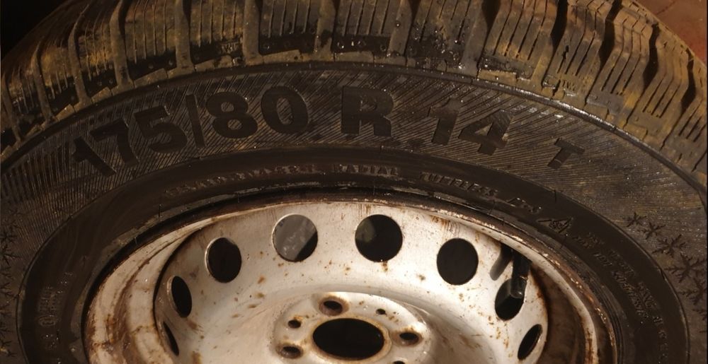 2 Roți Pirelli de iarnă R13, cu cuie M+S