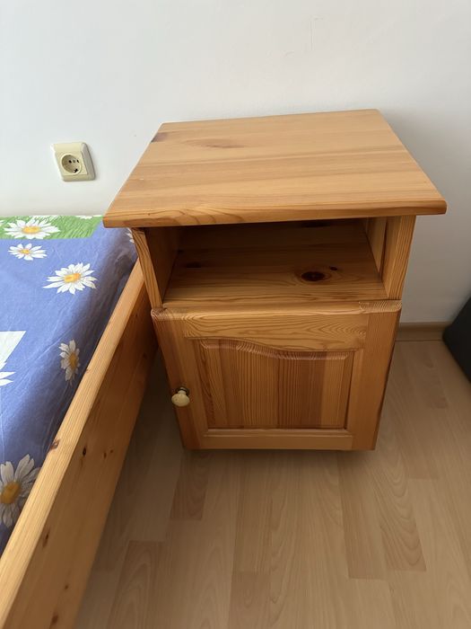 Продавам 3 броя единични легла с матраците, плюс  нощно шкафче и малк