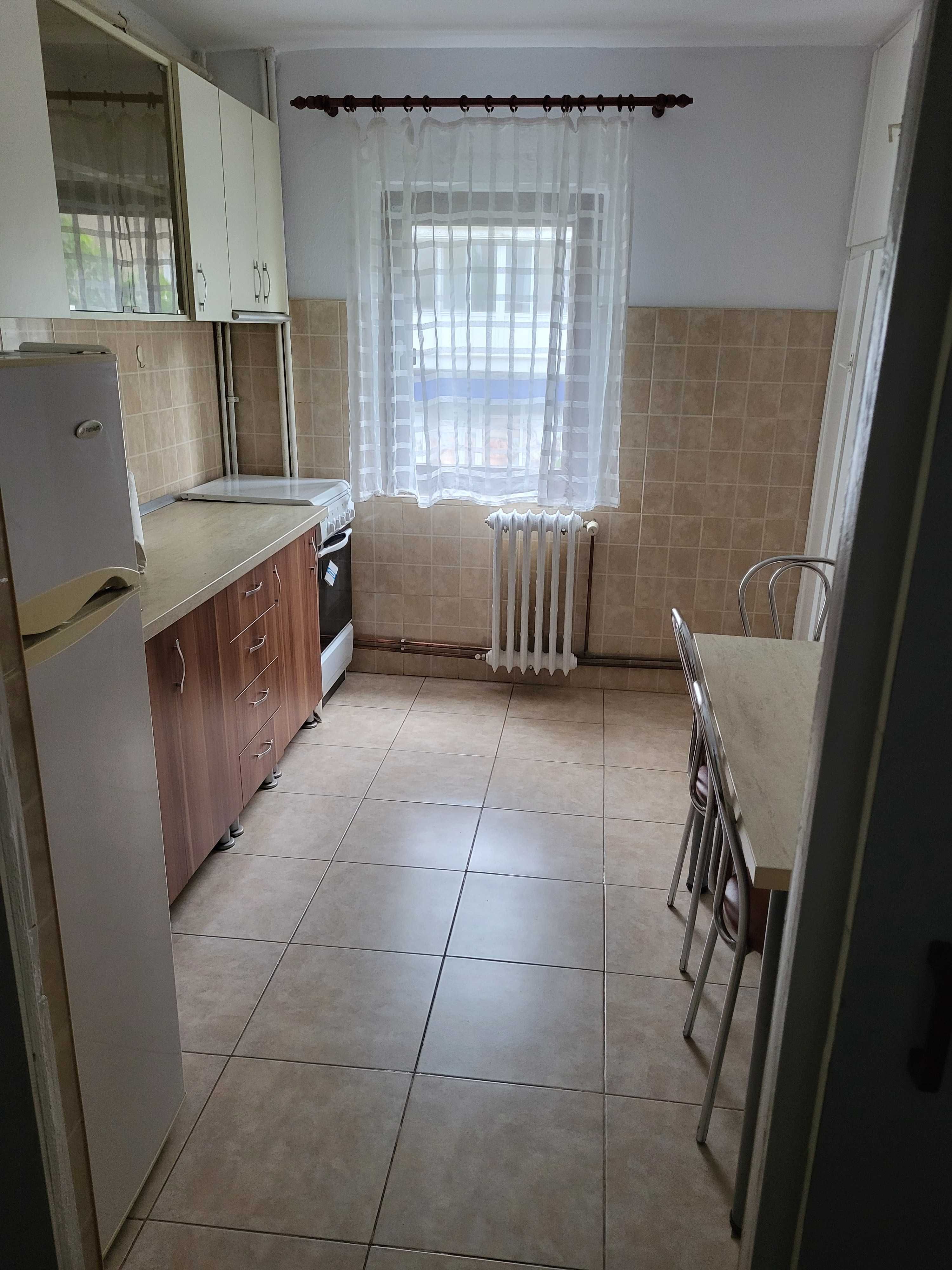 Inchiriez apartament 3 camere, etaj I, 2 bai, zona Confectii