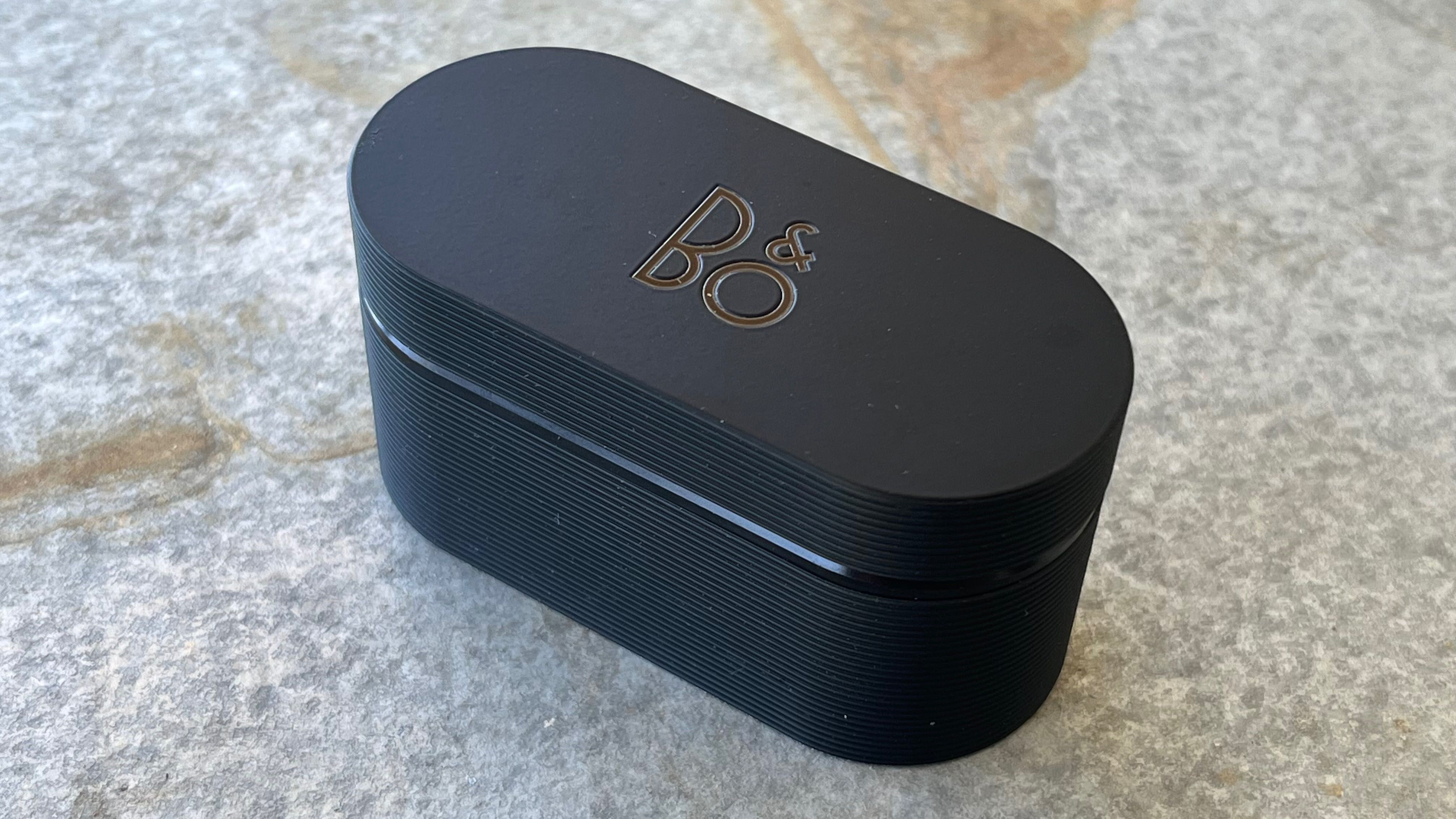 Продавам слушалки Bang & Olufsen E8 Sport, черни