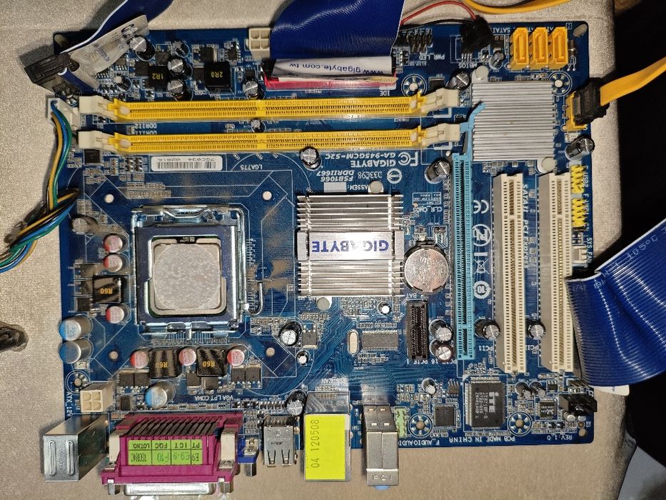 Материнская плата (GIGABYTE GA-945GCM-S30L) с другими деталями