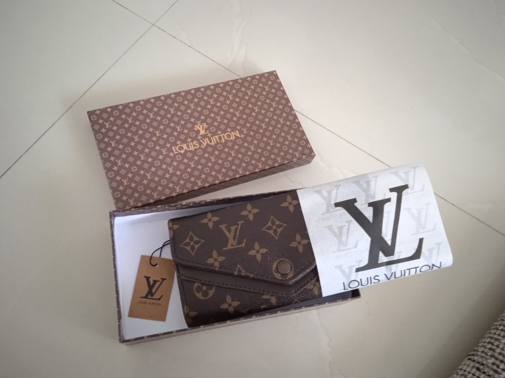 Vand portofel de dama Chanel, LV, etc