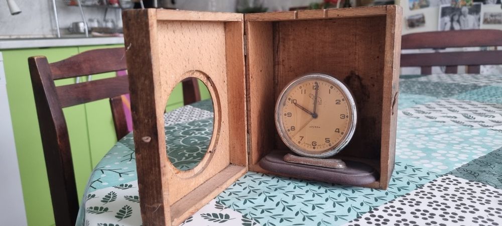 Стара дървена кутия за будилник