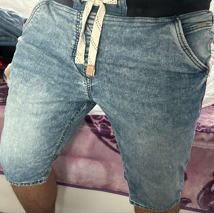 Vand blugi de barbati scurti marimea 36