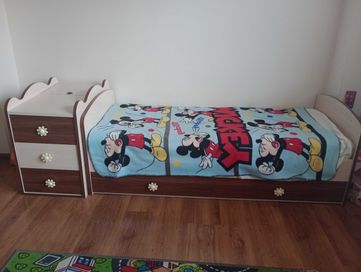 Детско легло, бебешко креватче, матраците и детско столче за хранене