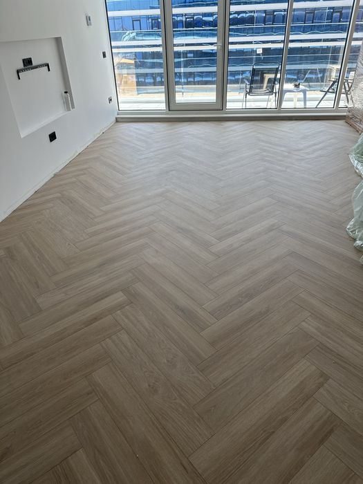 Montaj parchet plinta herringbone