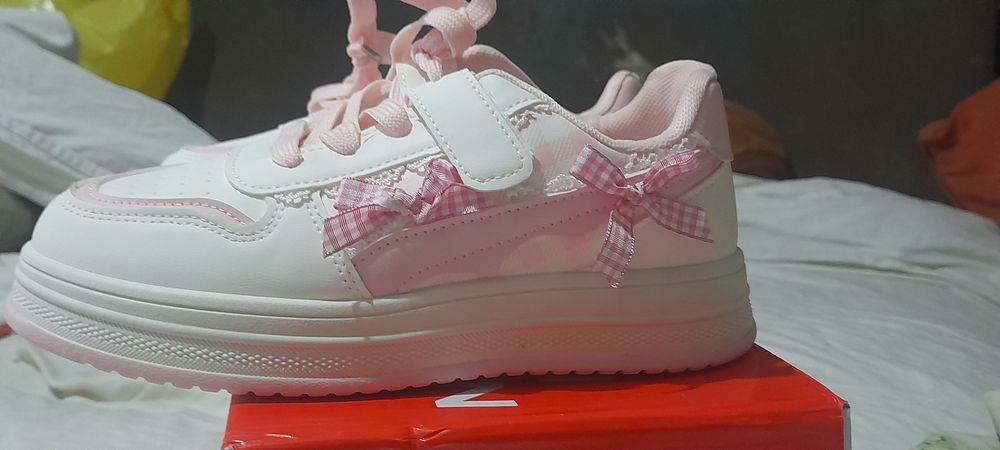 Adidasi spor albi cu roz și fundițe