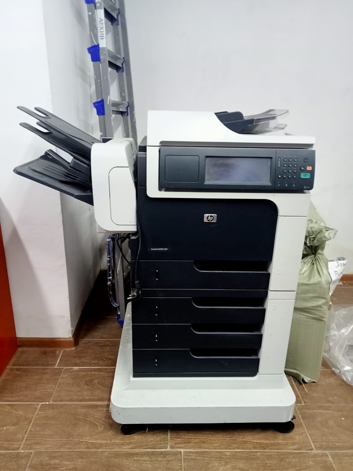 Многофункциональное монохромное лазерное устройство формата A3.