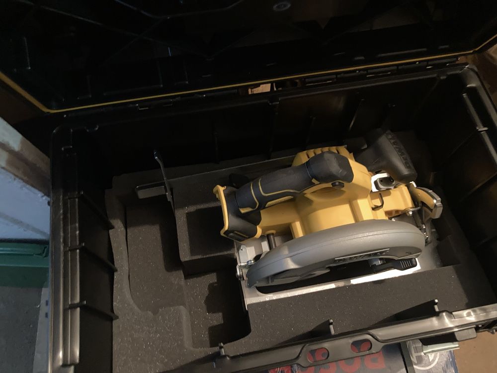 Нови куфари за инструменти Деволт Dewalt DS300 и DS150