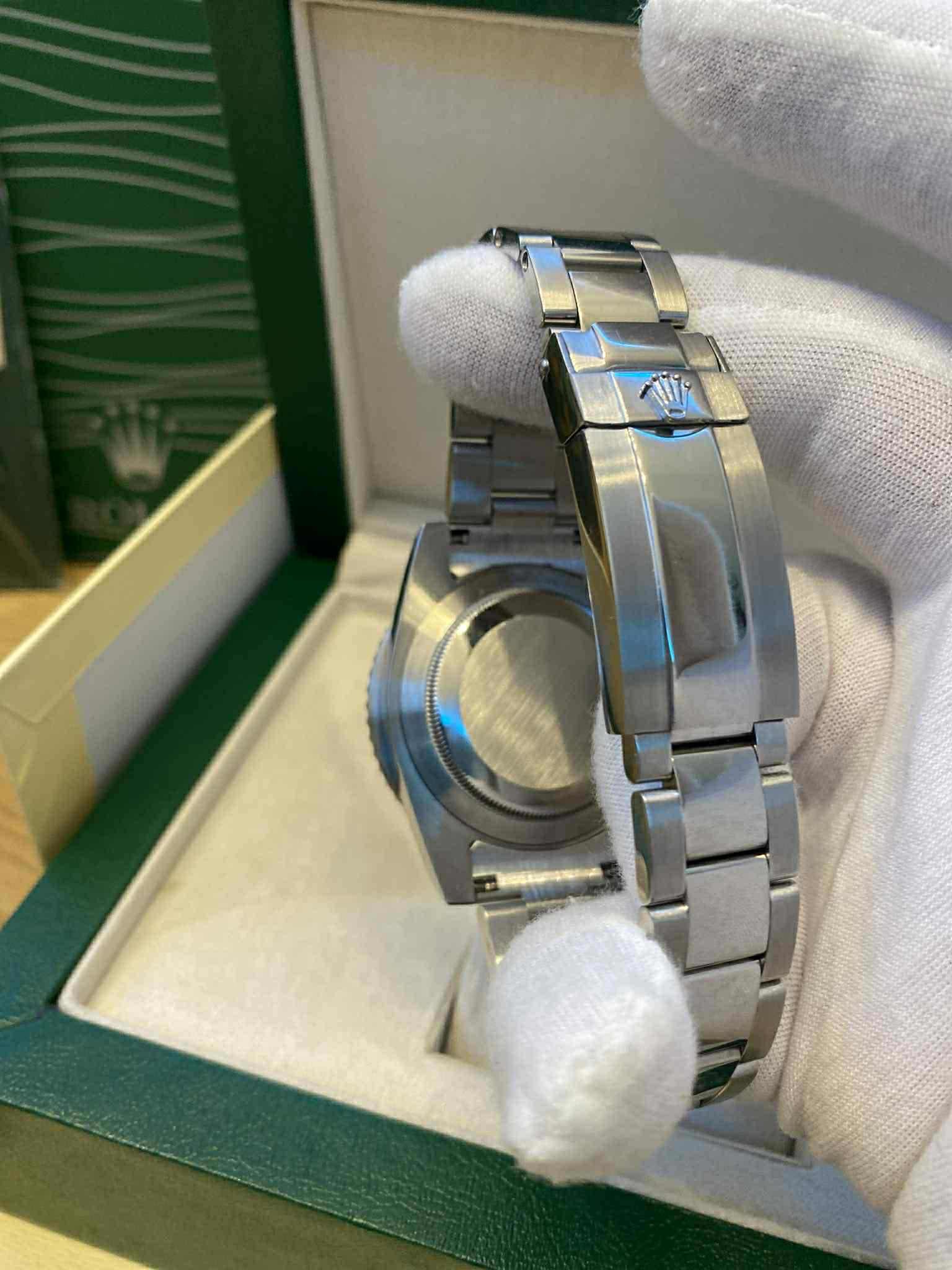 Часовник Rolex
Японски Автоматичен механизъм