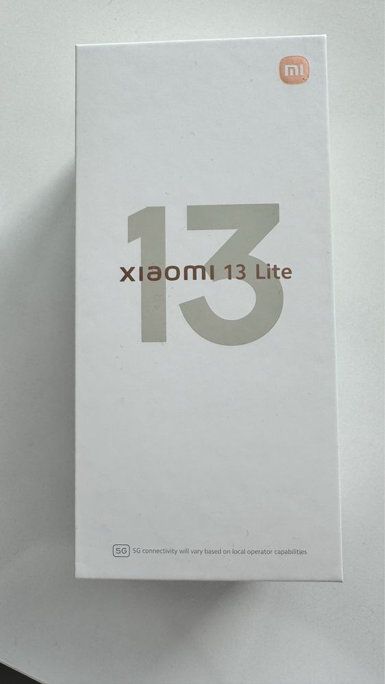 Продавам Xiaomi 13 Lite 256 GB + Smart Band 7