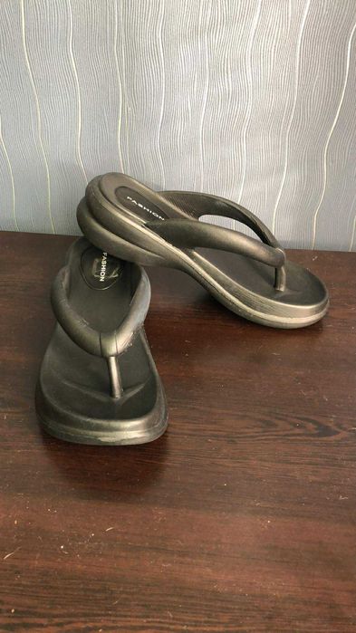 нови, черни чехли